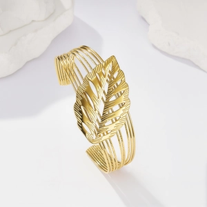 Bracciale rigido dorato in acciaio inossidabile con foglia traforata e fili intrecciati