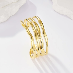 Bracciale rigido aperto a più strati in acciaio inossidabile dorato con design a onde