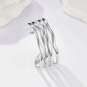 Bracciale rigido aperto a forma di C in acciaio inossidabile argento ondulato