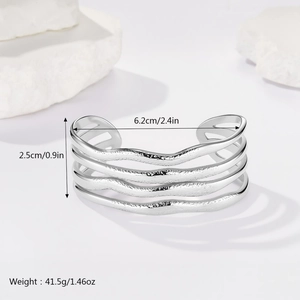 Dettaglio del bracciale rigido largo in acciaio inossidabile con diametro 6,2cm e larghezza 2,5cm