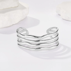 Vista dettagliata del bracciale a fascia argento multistrato con texture metallo martellato