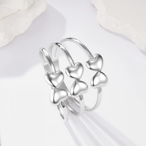 Anello multistrato argento moderno con tre ciondoli a cuore 3D e finitura lucida