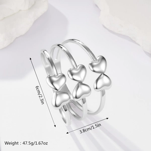 Dettaglio di bracciali argento a C cavi con misure 6x3,8cm e peso di 47,5g circa