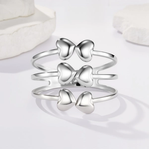Dettaglio del bracciale rigido argento multistrato con doppi elementi a cuore