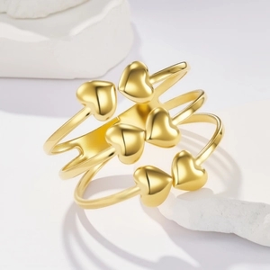 Anello aperto multistrato in oro alla moda con eleganti ciondoli a cuore in metallo 3D