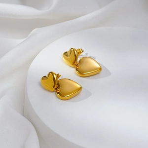 Polierte goldene Herz-Ohrhänger mit Doppelherz-Design auf elegantem weißen Display