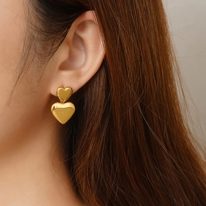 Elegante goldene Doppelherz-Ohrhänger für Damen aus poliertem Edelstahl