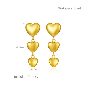 Dreistufige Herz-Ohrhänger aus Edelstahl in Gold mit detaillierten Abmessungen