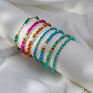 Ensemble de bracelets en pierres naturelles colorées avec perles d'eau douce et or