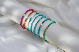 Détail d'un ensemble de bracelets en pierres colorées avec perles baroques et séparateurs