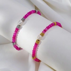 Bracelet en perles facettées fuchsia avec perle d'eau douce et perles d'espacement