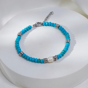 Bracelet fait main avec perles de turquoise facettées, perle d'eau douce et fermoir métal