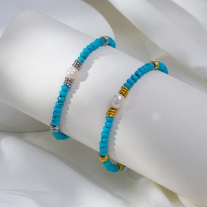 Bracelet élégant en turquoise naturelle avec perle blanche et accents en métal doré argenté