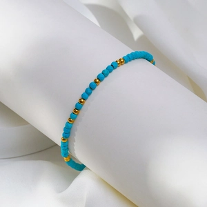 Détail de perles turquoise facettées et accents dorés sur le bracelet perlé minimaliste