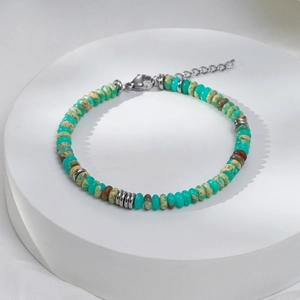Détail du bracelet en pierres naturelles vertes avec fermoir réglable en argent poli