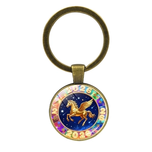 Detalle del llavero 2026 Año del Caballo con Pegaso dorado sobre fondo azul profundo