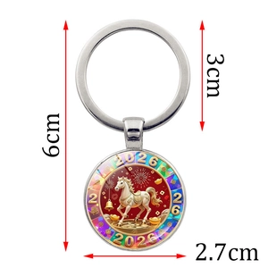 Llavero del Año del Caballo 2026 con motivo de caballo blanco sobre fondo rojo festivo