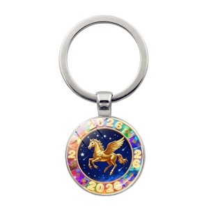 Primer plano del llavero Año del Caballo 2026 con un Pegaso dorado sobre fondo azul