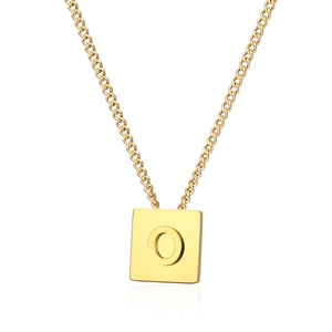 Eleganter goldener quadratischer Anhänger mit Buchstabe O an einer Edelstahlkette
