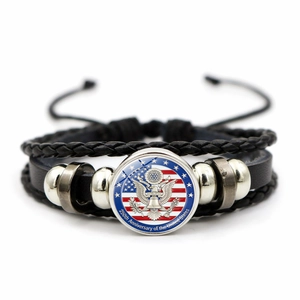Detail van gevlochten lederen armband met US 250th anniversary adelaar glazen patch