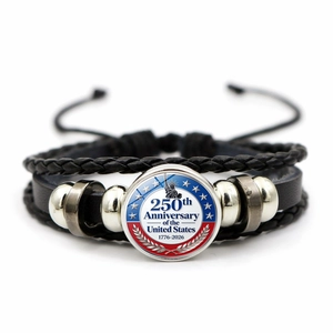 Detail van de USA 250-jarig jubileum lederen armband met Vrijheidsbeeld glazen bedel
