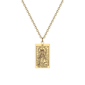 Collier avec pendentif Tarot Impératrice en acier doré gravé du chiffre romain III
