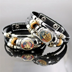 Dettaglio del bracciale multistrato in pelle nera con ciondolo per il 250° anniversario USA