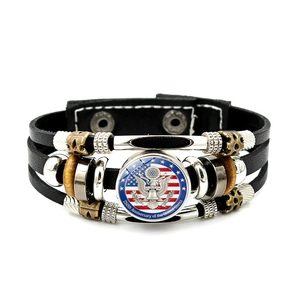 Dettaglio bracciale in pelle multistrato con ciondolo in vetro aquila 250° USA