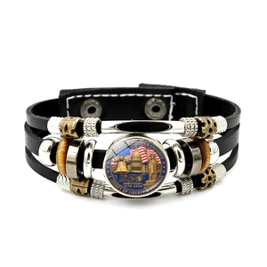 Dettaglio del bracciale in pelle multistrato con ciondolo grafico del 250° US