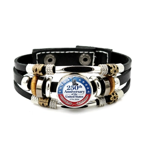 Dettaglio del bracciale in pelle con stemma 250° anniversario USA e perline intrecciate