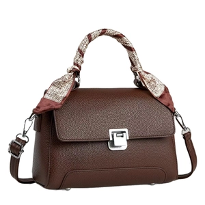 Borsa a mano in pelle marrone con grana litchi e foulard di seta decorativo sul manico