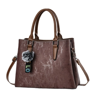 Sac à main vintage à trois couches en similicuir marron foncé avec pompon élégant