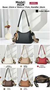 Détail du sac en cuir grainé avec bandoulière bohème et breloque en perles de bois
