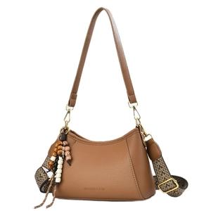 Sac à bandoulière demi-lune en cuir litchi marron avec sangle jacquard et pompon