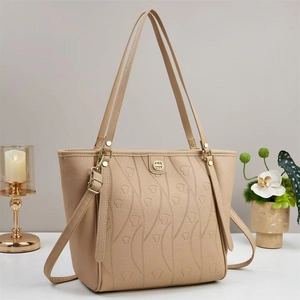 Sac cabas beige chic avec motifs de cœur en relief et bandoulière réglable