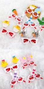 Dettaglio degli occhiali colorati in feltro per Pasqua con conigli e pulcini