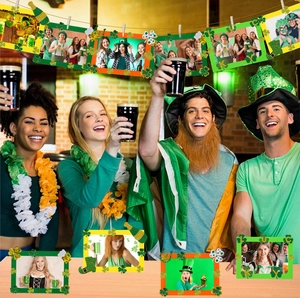 Dettaglio del banner fotografico di San Patrizio con trifogli ed elementi festivi verdi