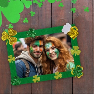 Dettaglio della cornice per foto fai-da-te di San Patrizio con trifogli glitterati e birra