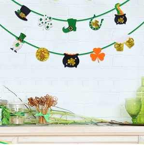 Detail van de St. Patrick's Day vilten banner met klavertjes en goudstukken