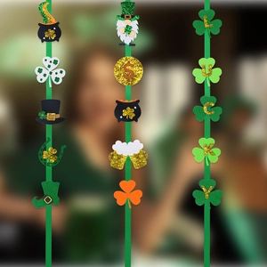 Detail van St. Patrick's Day vilten slinger met kabouter klaver en glitter LUCKY banner