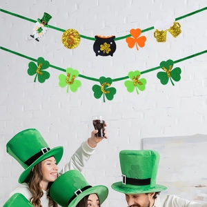 Lucky St. Patrick's Day slinger met vilten klavers en Ierse feestelijke decoraties