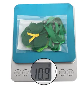 Detail van St. Patrick's Day klaver vilt DIY set met gewichtsmeting van 10,9 gram