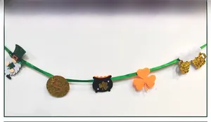 Detail van St. Patrick's Day viltbanner met groene kabouters en klaver decoraties