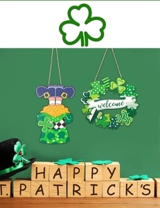 Détail de suspensions de porte St. Patrick en bois avec trèfles et pièces d'or