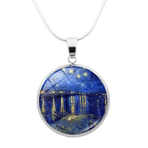 Λεπτομέρεια μενταγιόν Starry Night από γυαλί με ασημένια αλυσίδα φιδιού