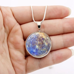 Sonnensystem Galaxie Planeten Glashalskette mit Silberkette in der Hand gehalten