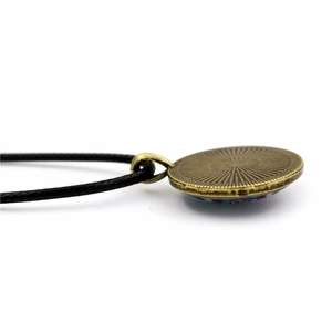 Collier à pendentif circulaire vintage en bronze avec texture rayon de soleil et cordon