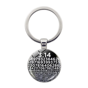 Dettaglio macro del portachiavi argento con costante matematica Pi su ciondolo nero