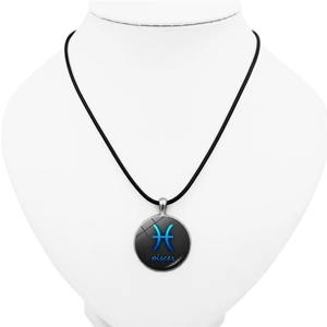 Collier signe du zodiaque Poissons avec pendentif en verre bleu sur cordon noir et buste