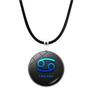 Collier signe du Cancer avec pendentif argenté et cordon en cuir noir sur fond blanc